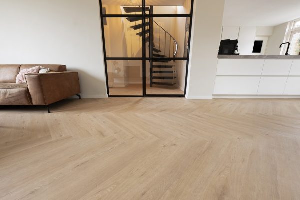 Floer Walvisgraat klik PVC – Gaia Grijsbeige - Afbeelding 2